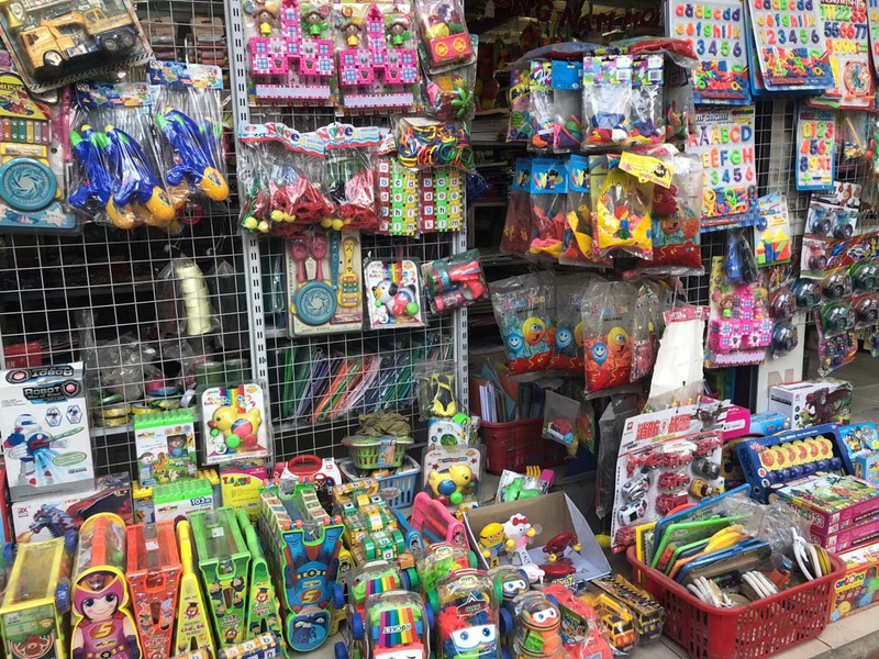 Bạn có thể nhập hàng tại các kho sỉ ở Việt Nam hoặc Trung Quốc để tận tay lựa chọn những sản phẩm đồ chơi trẻ em ưng ý